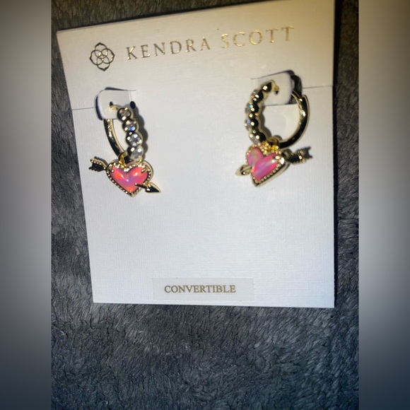 BNWT Kendra Scott Ari Heart Arrow Gold Convertible Huggie Earrings $85 - Picture 3 of 4